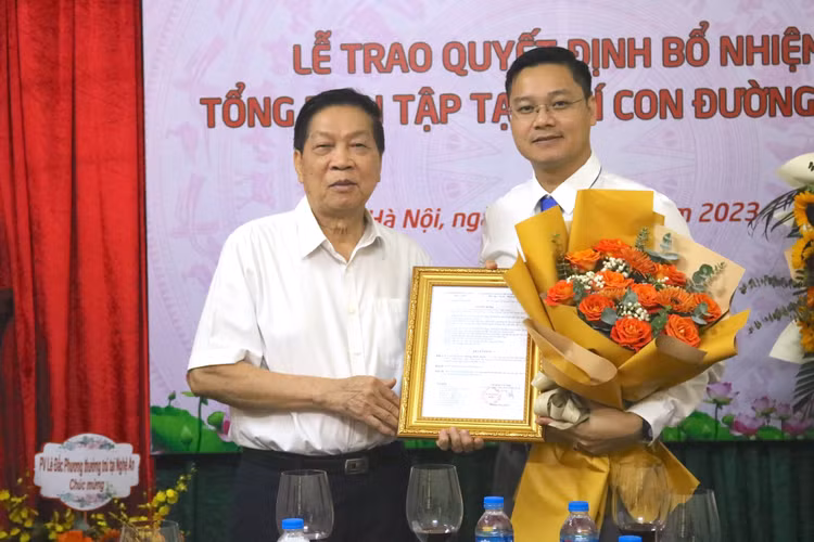 Chủ tịch Phạm Duy Anh trao quyết định và tặng hoa cho tân Tổng Biên tập Tạp chí Con đường xanh. Chủ tịch Phạm Duy Anh trao quyết định và tặng hoa cho tân Tổng Biên tập Tạp chí Con đường xanh.