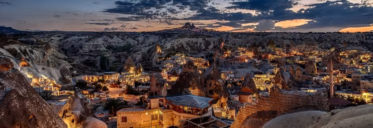 Thành phố ngầm ở Derinkuyu, thuộc vùng Cappadocia của Thổ Nhĩ Kỳ là thành phố cổ 18 tầng đã tồn tại hơn 2000 năm. Derinkuyu như một mê cung với những đoạn uốn lượn, phức tạp với độ sâu lên đến 85 mét và có sức chứa 22.000 người. Bên trong thành phố cổ 2.000 tuổi này có tầng tầng lớp lớp những ngôi nhà được nối thông nhau với một hệ thống đường hầm sắp xếp khéo léo, khoa học tạo nên một nơi trú ẩn khổng lồ. Thành phố cổ này cho phép người dân Derinkuyu tránh được nhiệt độ khắc nghiệt và thảm hoạ thiên nhiên, chiến tranh qua nhiều thế kỷ. Ảnh: mybestplace