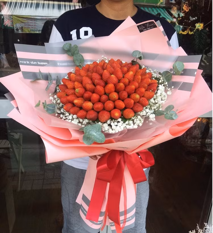 Bó hoa dâu tây đơn giản hơn cũng có giá 400.000 - 500.000 đồng/bó tùy từng loại Ảnh: mạng xã hội. Bó hoa dâu tây đơn giản hơn cũng có giá 400.000 - 500.000 đồng/bó tùy từng loại Ảnh: mạng xã hội.