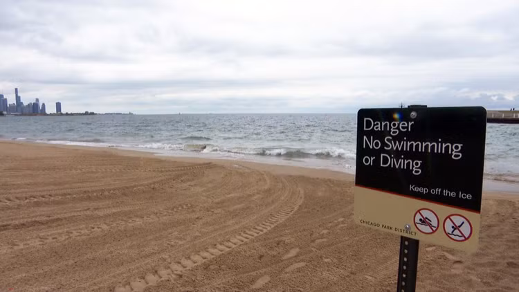 Hồ Michigan (Mỹ): Hồ Michigan là một trong 5 hồ lớn ở Bắc Mỹ. Đây cũng là hồ duy nhất nằm hoàn toàn bên trong nước Mỹ. Vào mùa hè, nước trong hồ có thể lên tới hơn 70 độ C, khiến việc bơi lội trở nên khó khăn. Nơi đây cũng chứa một số dòng nước nguy hiểm, những con sóng lớn có thể đạt độ cao 6-7 m. Trung bình khoảng 6 ca tử vong ở hồ mỗi năm. Ảnh: internet. Hồ Michigan (Mỹ): Hồ Michigan là một trong 5 hồ lớn ở Bắc Mỹ. Đây cũng là hồ duy nhất nằm hoàn toàn bên trong nước Mỹ. Vào mùa hè, nước trong hồ có thể lên tới hơn 70 độ C, khiến việc bơi lội trở nên khó khăn. Nơi đây cũng chứa một số dòng nước nguy hiểm, những con sóng lớn có thể đạt độ cao 6-7 m. Trung bình khoảng 6 ca tử vong ở hồ mỗi năm. Ảnh: internet.