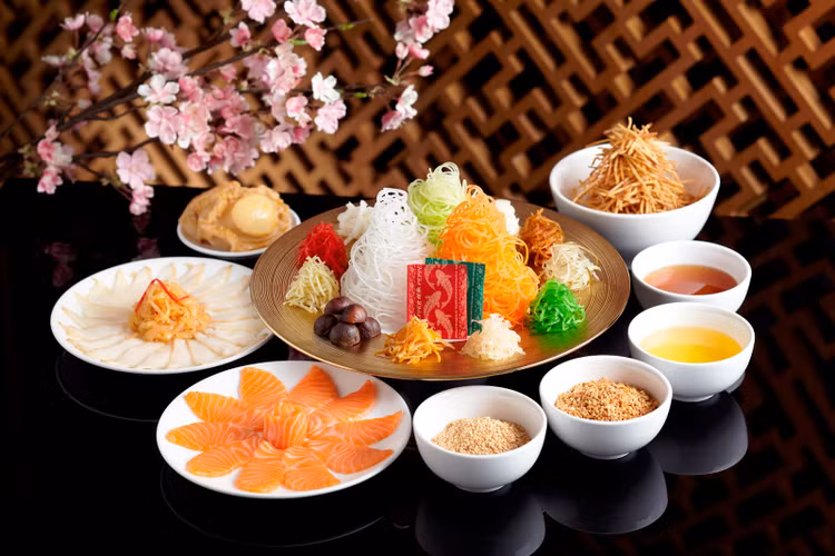 Trong bữa ăn đầu năm của Singapore và Malaysia đều có chung một món ăn truyền thống là Yu Sheng. Gỏi cá thường được dùng làm món khai vị để mang đến sự may mắn, giàu sang cho gia chủ - Ảnh:internet.
