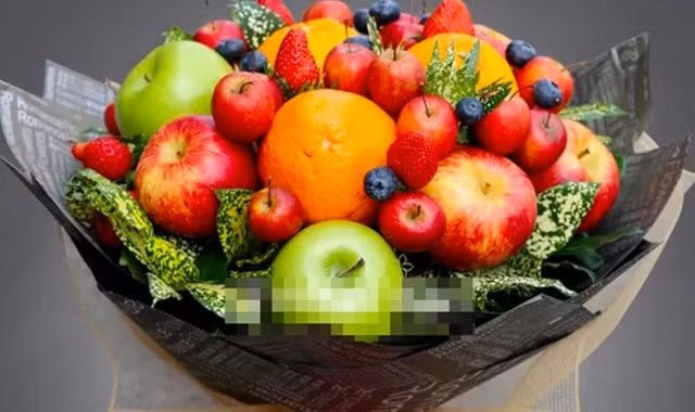 Giá của một bó hoa làm từ trái cây thường đắt hơn hoa tươi từ vài trăm nghìn đồng trở lên, vì khách hàng thường chọn những loại hoa quả nhập ngoại, vừa đẹp vừa chất lượng để bó hoa thêm phần bắt mắt. Giá của một bó hoa làm từ trái cây thường đắt hơn hoa tươi từ vài trăm nghìn đồng trở lên, vì khách hàng thường chọn những loại hoa quả nhập ngoại, vừa đẹp vừa chất lượng để bó hoa thêm phần bắt mắt.