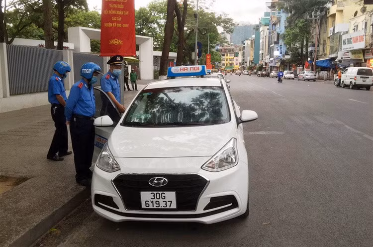 Hà Nội: Xử lý nghiêm xe taxi vi phạm trật tự an toàn giao thông, đô thị. Ảnh: Báo Công thương Hà Nội: Xử lý nghiêm xe taxi vi phạm trật tự an toàn giao thông, đô thị. Ảnh: Báo Công thương