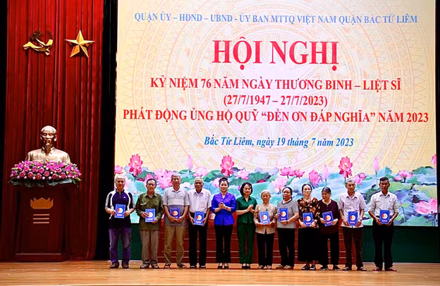 Lãnh đạo quận Bắc Từ Liêm tặng sổ tiết kiệm tình nghĩa cho người có công, gia đình người có công tiêu biểu nhân dịp ngày 27/7/2023.