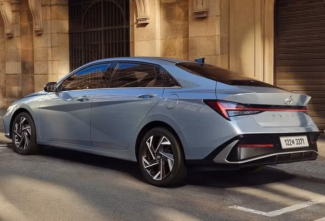 Thiết kế khá bắt mắt và "lạ" Hyundai Elantra 2023. Thiết kế khá bắt mắt và "lạ" Hyundai Elantra 2023.