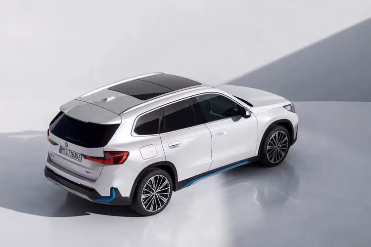 Sau mẫu sedan đầu bảng BMW i7, BMW sẽ bán ra mẫu iX1 trong năm 2023, với giá bán từ 62.530 USD ở Anh và 82.900 USD ở Mỹ. Đây là mẫu xe thay thế cho i3 trong nhóm xe điện cấp thấp của hãng xe Đức. Phiên bản động cơ điện kép xDrive30 có công suất 313 mã lực, tầm hoạt động 437 km nhờ gói pin 64,7 kWh, thời gian sạc 10-80% dưới 30 phút. Ảnh: Wired