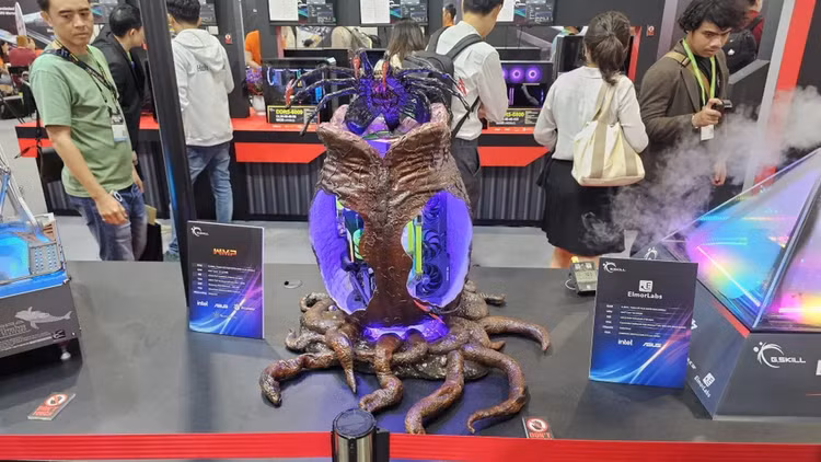 Dàn PC Facehugger trong Alien: Không ai thích có một con Facehugger trên mặt mình, nhưng trên mặt bàn thì OK. Vì vậy nên ở quầy triển lãm của G.Skill tại Computex 2023, chiếc thùng máy Facehugger này đã thu hút sự chú ý của khách tham quan bởi hình dáng độc lạ của mình. Nó cũng có cấu hình khá khủng, với CPU Intel Core i7 13700K, 32GB RAM DDR5-6000 tới từ dòng Trident Z của G.Skill's, card đồ họa ASUS TUF Gaming Geforece RTX 3070 và ổ đĩa SSD 500GB Samsung 870 EVO. Ảnh: internet. Dàn PC Facehugger trong Alien: Không ai thích có một con Facehugger trên mặt mình, nhưng trên mặt bàn thì OK. Vì vậy nên ở quầy triển lãm của G.Skill tại Computex 2023, chiếc thùng máy Facehugger này đã thu hút sự chú ý của khách tham quan bởi hình dáng độc lạ của mình. Nó cũng có cấu hình khá khủng, với CPU Intel Core i7 13700K, 32GB RAM DDR5-6000 tới từ dòng Trident Z của G.Skill's, card đồ họa ASUS TUF Gaming Geforece RTX 3070 và ổ đĩa SSD 500GB Samsung 870 EVO. Ảnh: internet.