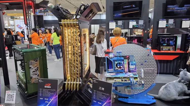 Tower of Light: Đây là một trong những case mod có cấu hình khủng nhất tại sự kiện Computex 2023, với Ryzen 9 7900X, 64GB RAM G.Skill's Trident Z RGB DDR5-6000, card đồ họa ASUS Radeon RX 7900XT và mainboard ASUS ProArt X670E-CREATOR Wi-Fi. Nó có hình tượng một tòa tháp nổi bật với hai màu vàng – đen, và lượng quạt tản nhiệt hoành tráng. Thùng máy được tạo ra bởi studio chuyên nghiệp MP Customized. Ảnh: internet. Tower of Light: Đây là một trong những case mod có cấu hình khủng nhất tại sự kiện Computex 2023, với Ryzen 9 7900X, 64GB RAM G.Skill's Trident Z RGB DDR5-6000, card đồ họa ASUS Radeon RX 7900XT và mainboard ASUS ProArt X670E-CREATOR Wi-Fi. Nó có hình tượng một tòa tháp nổi bật với hai màu vàng – đen, và lượng quạt tản nhiệt hoành tráng. Thùng máy được tạo ra bởi studio chuyên nghiệp MP Customized. Ảnh: internet.