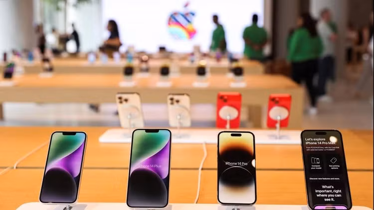 Một vài năm trở lại đây, người tiêu dùng không phải chờ quá lâu để sở hữu iPhone mới chính hãng. Một vài năm trở lại đây, người tiêu dùng không phải chờ quá lâu để sở hữu iPhone mới chính hãng.