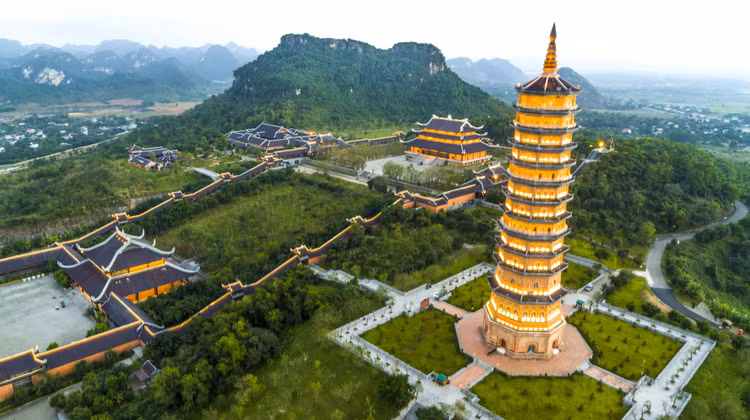 Chùa Bái Đính là một quần thể chùa chiền nằm trên núi Bái Đính ở xã Gia Sinh, huyện Gia Viễn, cách cố đô Hoa Lư 5km về phía Tây Bắc, cách thành phố Ninh Bình 12km. Chùa Bái Đính có khuôn viên rộng 539 ha bao gồm 27 ha khu chùa Bái Đính cổ, 80ha khu chùa Bái Đính mới. Chùa Bái Đính là một quần thể chùa chiền nằm trên núi Bái Đính ở xã Gia Sinh, huyện Gia Viễn, cách cố đô Hoa Lư 5km về phía Tây Bắc, cách thành phố Ninh Bình 12km. Chùa Bái Đính có khuôn viên rộng 539 ha bao gồm 27 ha khu chùa Bái Đính cổ, 80ha khu chùa Bái Đính mới.