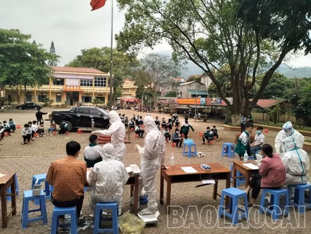 Trung tâm Y tế huyện, Trạm Y tế thị trấn tổ chức test nhanh sàng lọc Covid-19 tại trường THCS Khánh Yên, huyện Văn Bàn. Ảnh: Báo Lào Cai.