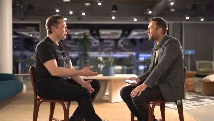 Tỉ phú Elon Musk (trái) trong cuộc phỏng vấn với đài BBC. Ảnh: BBC