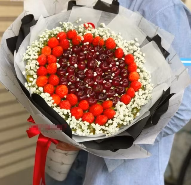 Hoa dâu tây kèm cherry có giá trung bình từ 2 triệu - 3 triệu đồng/bó. Hoa dâu tây kèm cherry có giá trung bình từ 2 triệu - 3 triệu đồng/bó.