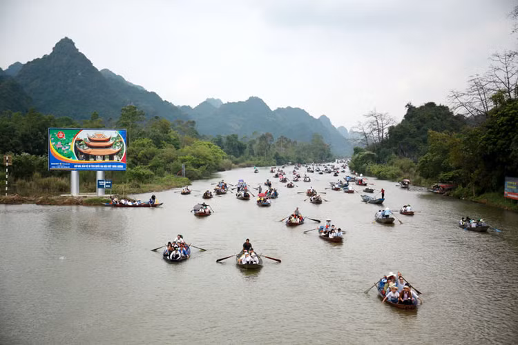 Du khách trẩy hội Chùa Hương. Du khách trẩy hội Chùa Hương.
