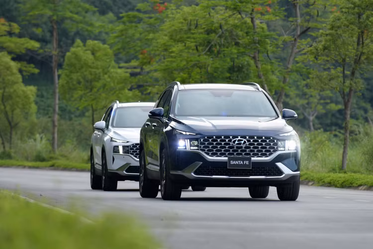 Thời gian đầu mở bán, mẫu xe Hyundai Santafe 2022 bản 2.5 xăng cao cấp, Hyundai Santa Fe 2.2 dầu cao cấp ngoài việc được chính hãng công khai tăng giá bán thêm 20 triệu đồng thì hiện các đại lý cũng đồng loạt bán chênh thêm 50-100 triệu đồng. Ảnh: internet. Thời gian đầu mở bán, mẫu xe Hyundai Santafe 2022 bản 2.5 xăng cao cấp, Hyundai Santa Fe 2.2 dầu cao cấp ngoài việc được chính hãng công khai tăng giá bán thêm 20 triệu đồng thì hiện các đại lý cũng đồng loạt bán chênh thêm 50-100 triệu đồng. Ảnh: internet.