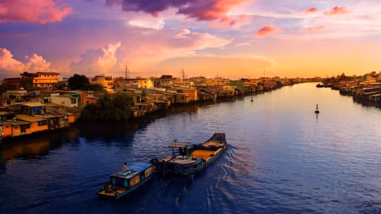 Sông Mekong chảy qua biên giới nhiều nước, đi từ khu vực đông nam Trung Quốc qua Tây Tạng, tỉnh Vân Nam sang Myanmar, Lào, Thái Lan, Campuchia, cuối cùng đến Việt Nam và đổ ra biển Đông. Đây là con sông dài nhất Đông Nam Á, với chiều dài 4.909 km. Tên gọi của sông khác nhau ở các quốc gia. Ảnh: Jacada Travel. Sông Mekong chảy qua biên giới nhiều nước, đi từ khu vực đông nam Trung Quốc qua Tây Tạng, tỉnh Vân Nam sang Myanmar, Lào, Thái Lan, Campuchia, cuối cùng đến Việt Nam và đổ ra biển Đông. Đây là con sông dài nhất Đông Nam Á, với chiều dài 4.909 km. Tên gọi của sông khác nhau ở các quốc gia. Ảnh: Jacada Travel.