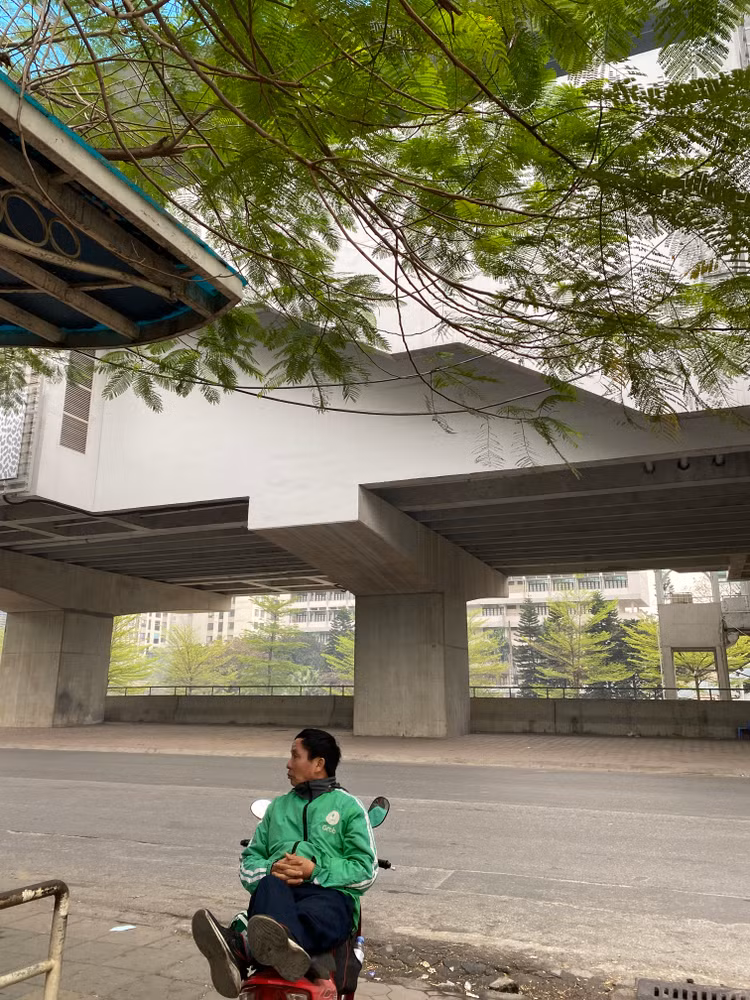Người lái xe ôm lâu năm ở khu vực trước cổng công viên chia sẻ: " Việc tháo bỏ hàng rào một phần sẽ khiến không gian trở nên thoáng đãng và rộng rãi hơn".