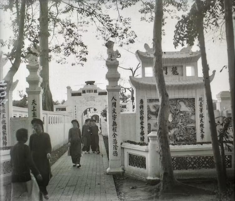 Trên lối vào đền Ngọc Sơn, nơi có cổng "Long Môn - Hổ Bảng". Phía xa là Đài Nghiên.