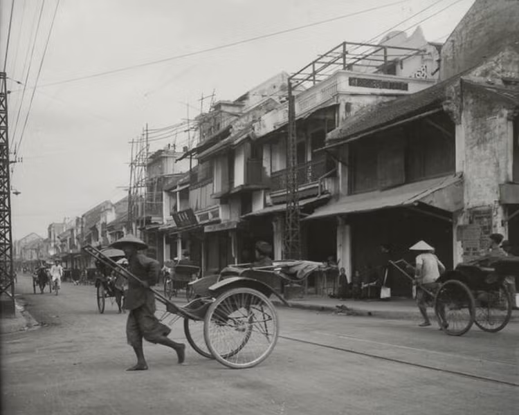 Tuyến phố Hàng Đường - Hàng Ngang nhìn từ ngã tư Hàng Đường - Hàng Ngang - Hàng Buồm, dịp giáp Tết.
