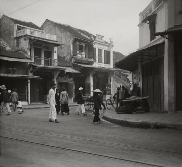 Đầu phố Hàng Buồm, nhìn từ ngã tư Hàng Đường - Hàng Ngang - Hàng Buồm.