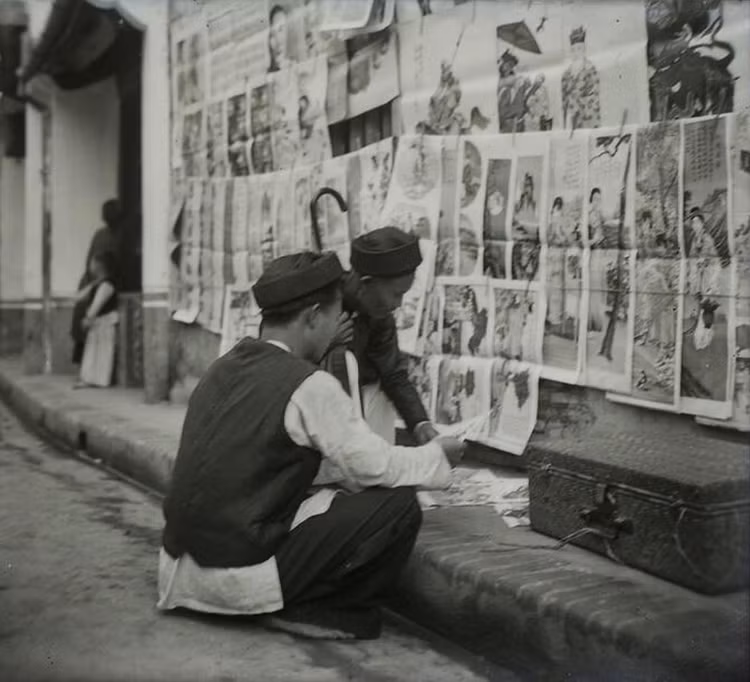 Quầy bán tranh trên đường phố dịp giáp Tết Nguyên đán Mậu Thìn, Hà Nội năm 1928.