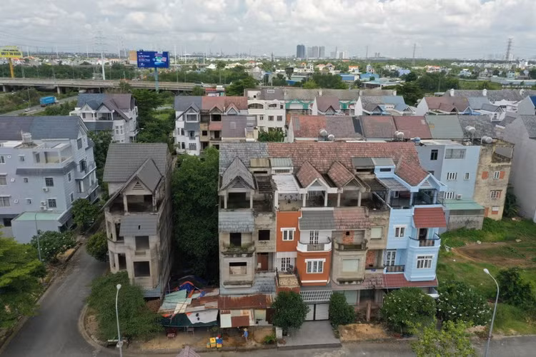 Dự án nằm trong quần thể khu dân cư, biệt thự tiêu biểu của quận 9 (nay là TP Thủ Đức), gần Khu liên hợp Thể dục Thể thao Rạch Chiếc.