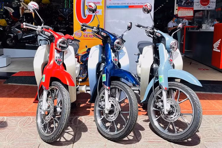 Super Cub C125 được trang bị động cơ với dung tích 123,94cc, làm mát bằng không khí, 4 kỳ, xy lanh đơn, trang bị PGM-FI.