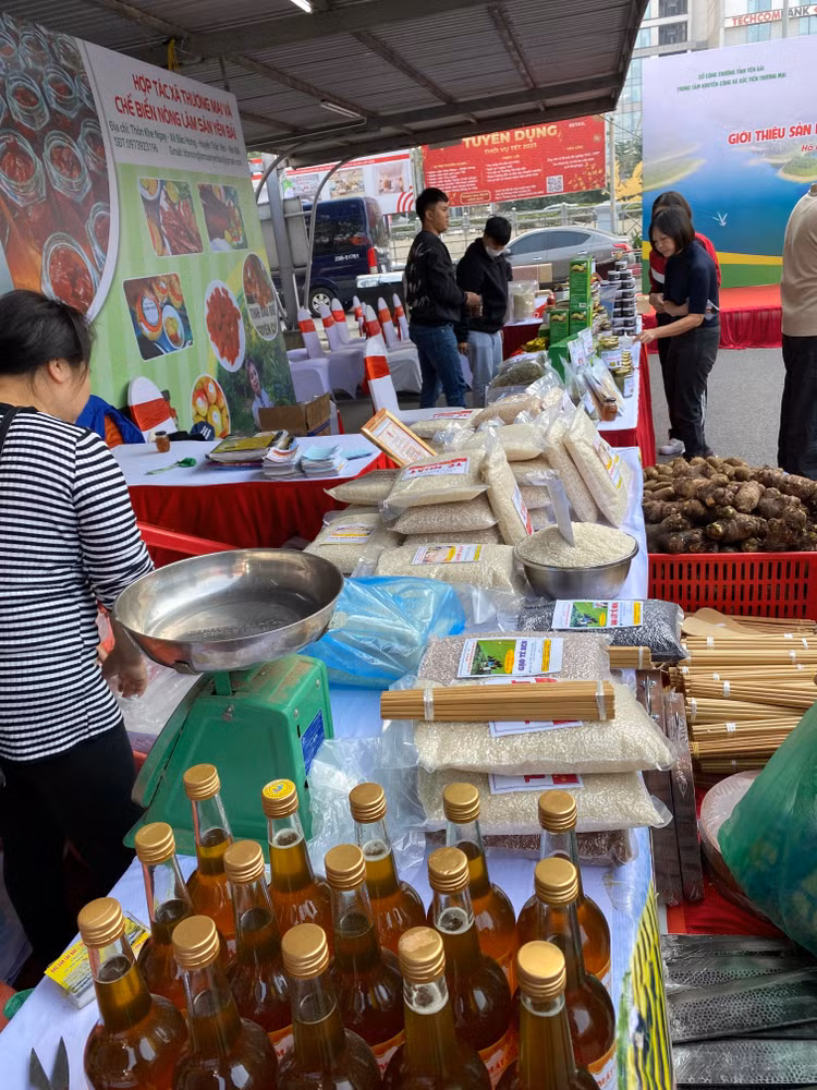 Rất nhiều sản phẩm nổi tiếng bậc nhất của tỉnh Yên Bái cũng có mặt tại các gian hàng.