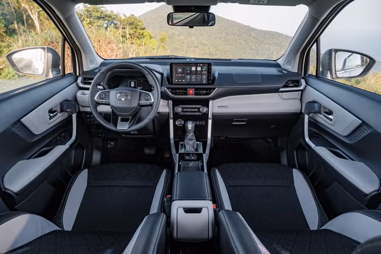 Khoang nội thất của Veloz Cross được thiết kế giống Avanza Premio, nhưng các chất liệu được làm cao cấp hơn. Vô-lăng được khâu da, chỉnh 4 vị trí, nội thất được ốp nhiều chi tiết kim loại. Ảnh: internet