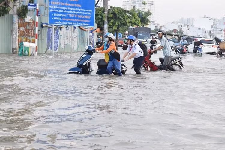 Triều cường kết hợp với mưa lớn gây ngập nước đường Trần Xuân Soạn (quận 7, TP HCM). Ảnh: ANH VŨ Triều cường kết hợp với mưa lớn gây ngập nước đường Trần Xuân Soạn (quận 7, TP HCM). Ảnh: ANH VŨ