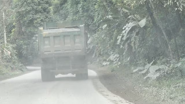 Khu vực mỏ Châu Giang thường xuyên bị các xe tải này cày xới, mặt đường bị xuống cấp.