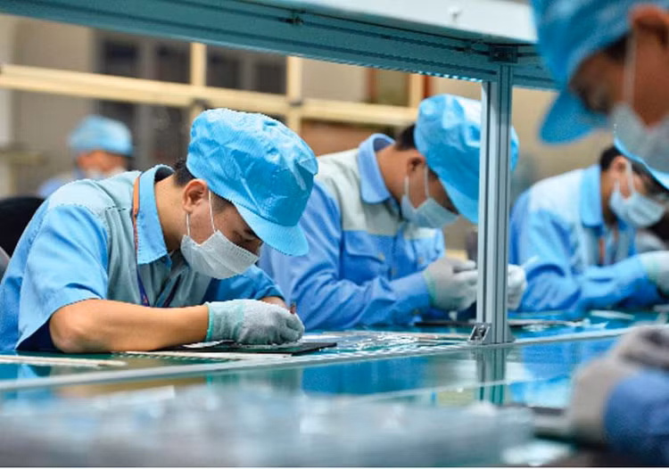 Người lao động mong thưởng tết. Người lao động mong thưởng tết.