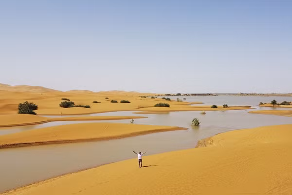 Sahara có các tầng ngậm nước (aquifers) dưới lòng đất chứa hàng nghìn tỷ mét khối nước ngọt. Sahara có các tầng ngậm nước (aquifers) dưới lòng đất chứa hàng nghìn tỷ mét khối nước ngọt.