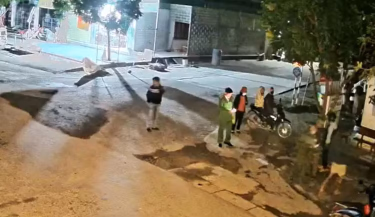 Công an xã Thanh Hương vận động, giải thích để các cụ cao tuổi không tham gia chuyến du lịch có nguy cơ bị lừa đảo mua thuốc, sữa không rõ nguồn gốc với giá cao.