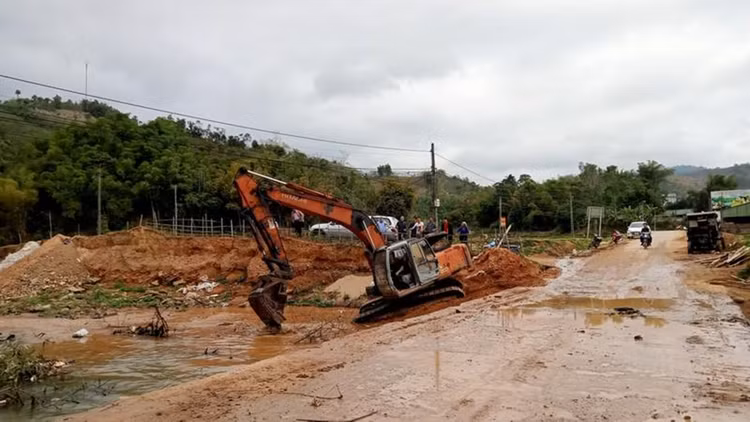 Công trình đường trung tâm xã Đồng Chum đi xã Mường Chiềng (huyện Đà Bắc) được thi công từ tháng 2/2023. Ảnh: Dabac.hoabinh.gov.vn.