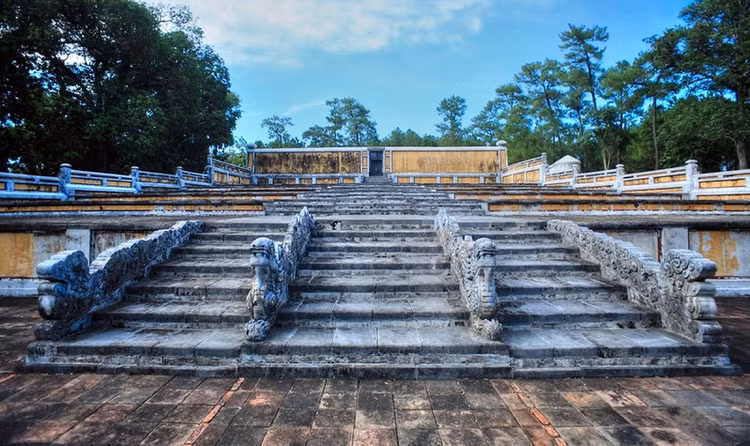 Sân chầu ở lăng Gia Long.