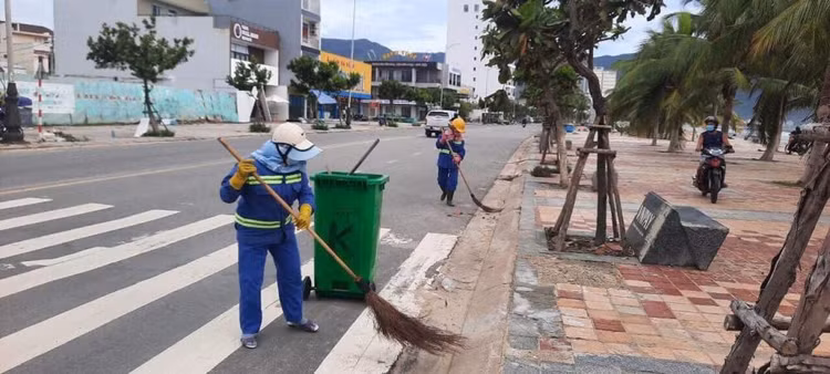Miền Trung: Tổng lực dọn vệ sinh môi trường sau bão số 4 ảnh 4