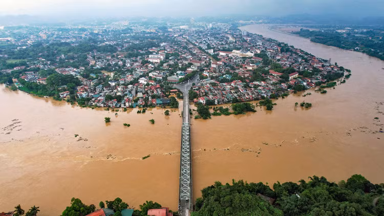 Nhiều khu vực tại TP Yên Bái bị ngập sâu. Ảnh: Đức Hoàng/ VietNamnet Nhiều khu vực tại TP Yên Bái bị ngập sâu. Ảnh: Đức Hoàng/ VietNamnet