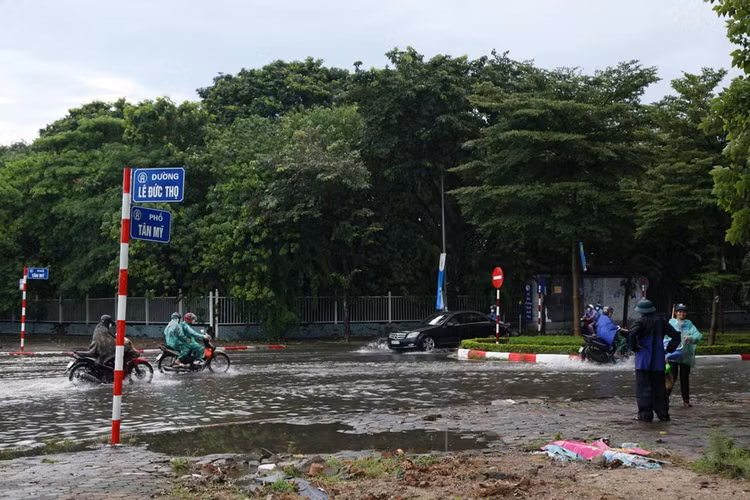 Góc ngã tư phố Tần Mỹ với đường Lê Đức Thọ