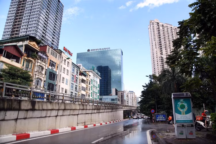 Sau cơn mưa trời quang mây tạnh, mặt trăng đã xuất hiện sớm lúc 15h30 trên đường Nguyễn Chánh.