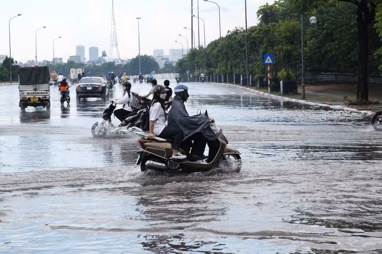 Dù chỉ mưa trong chốc lát nhưng cũng khiến tuyến đường ngập cả ..nửa bánh xe