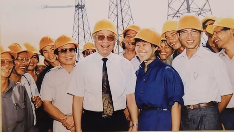 Thủ tướng Võ Văn Kiệt với các kỹ sư, công nhân ngành điện. (Ảnh tư liệu gia đình Thủ tướng). Theo: Nhân Dân