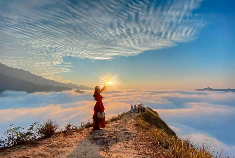 Du khách săn mây ở đỉnh Gió. Ảnh: Nguồn ảnh: Glamptrip Du khách săn mây ở đỉnh Gió. Ảnh: Nguồn ảnh: Glamptrip