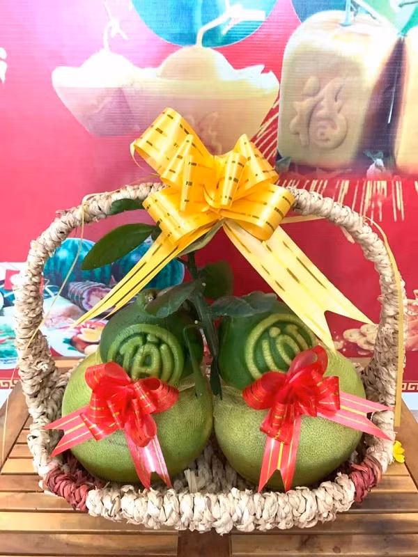 Bưởi hồ lô, khắc chữ “tài - lộc”. Bưởi hồ lô, khắc chữ “tài - lộc”.