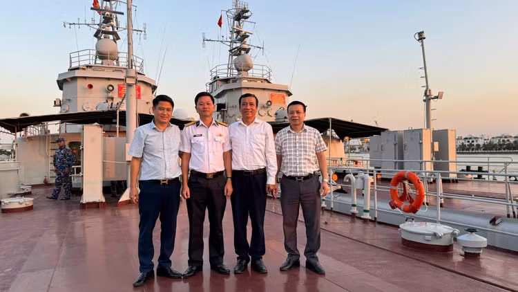 TS Lê Công Lương (thứ 2 từ phải sang) và Đoàn đại biểu thăm Hải quân vùng 1. TS Lê Công Lương (thứ 2 từ phải sang) và Đoàn đại biểu thăm Hải quân vùng 1.