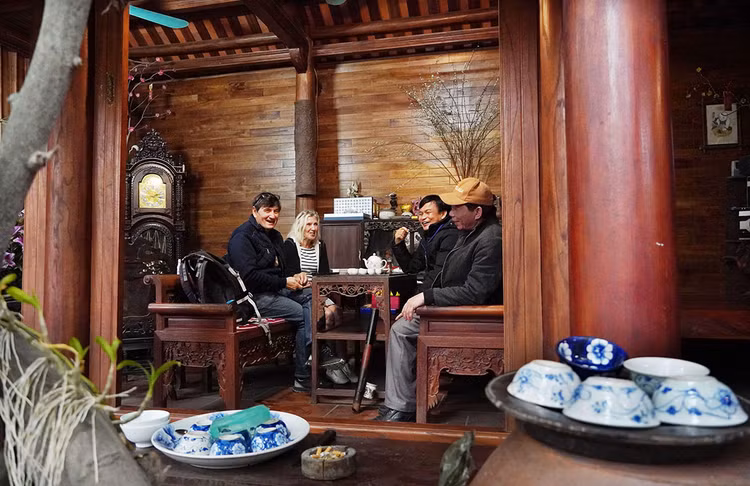 Ông Jacques và bà Catherine thưởng trà trong ngôi nhà cổ của ông Hùng, một trong những ngôi nhà cổ của Đường Lâm.