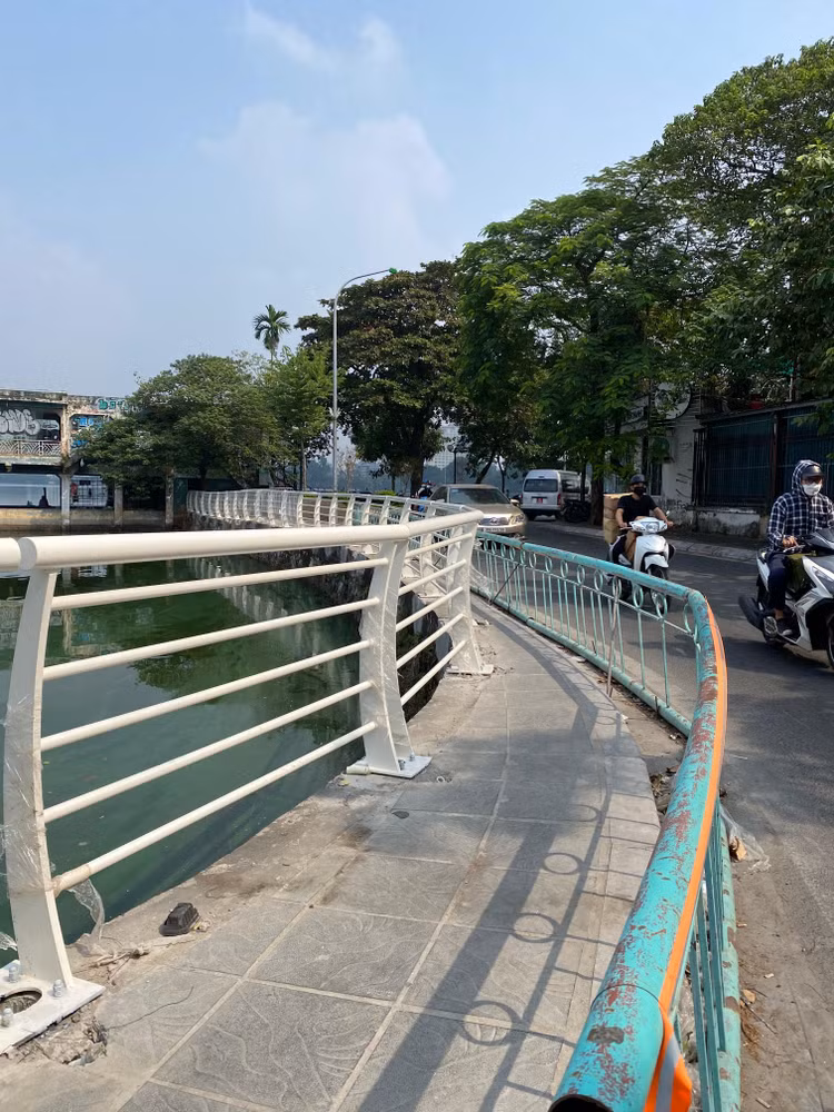 Phần lan can cũ màu xanh có tuổi đời khá lâu.