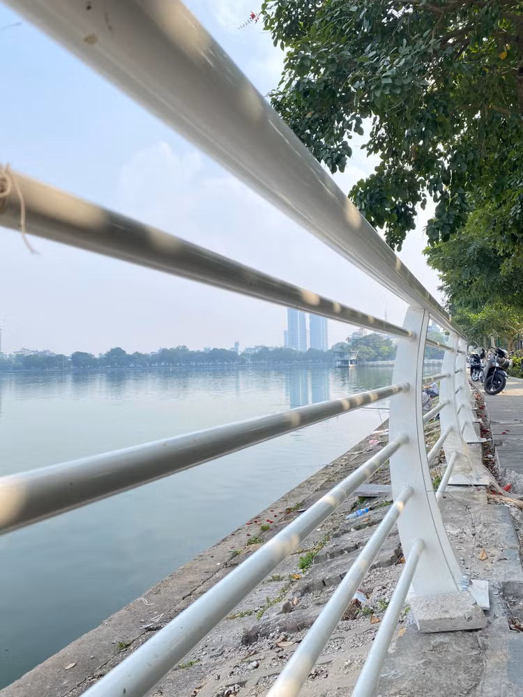 Lan can mới không có trụ bê tông và được uốn cong khá thẩm mỹ