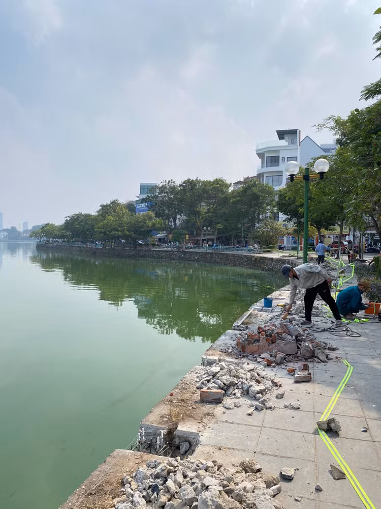 Dự kiến khoảng trong 2 tháng tới sẽ thay thế xong hơn 2km lan can. Trong một vài năm tới, quận Tây Hồ sẽ thay thế toàn bộ hệ thống lan can quanh bờ hồ Tây Dự kiến khoảng trong 2 tháng tới sẽ thay thế xong hơn 2km lan can. Trong một vài năm tới, quận Tây Hồ sẽ thay thế toàn bộ hệ thống lan can quanh bờ hồ Tây