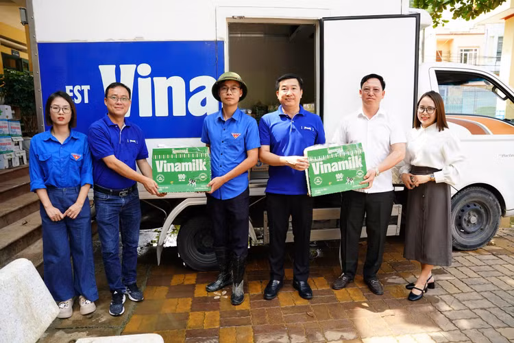 Ông Đỗ Thanh Tuấn, Giám đốc Đối ngoại Vinamilk, trao tặng những phần quà ý nghĩa cho các điểm trường sau những ngày bão lũ.